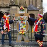 Medaille op hek St. Jan 2026